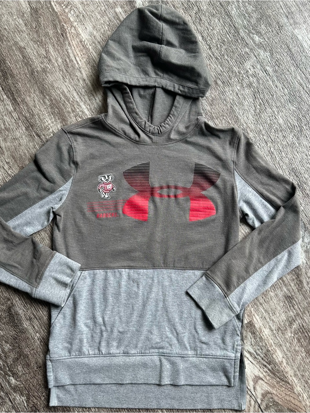 Wisconsin Badgers Under Armour Long Sleeve ***size Youth Small***